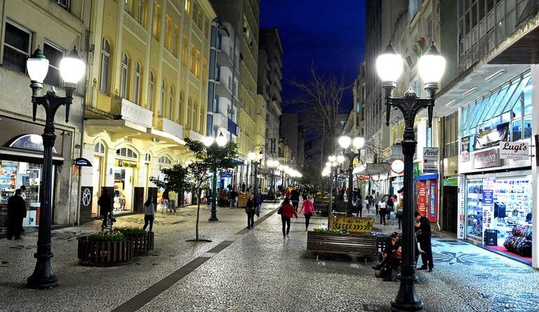 De olho no natal, comércio de Curitiba terá horário diferenciado.